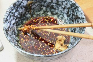 碗里加入芝麻酱、花生酱、鸡精、味精