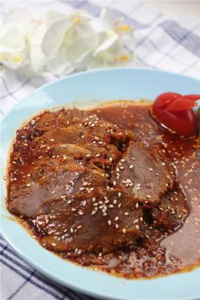 调好调料，搅拌均匀，最后淋在牛肉上即可