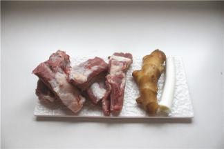 先将排骨剁成长条形，备好姜