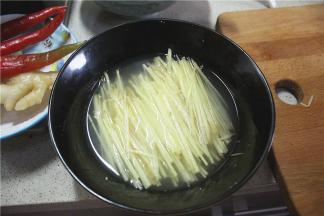 姜丝泡过后炸的出来味道更好，更脆