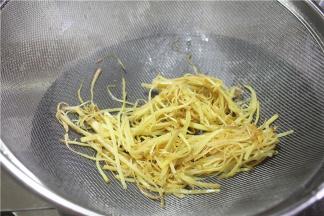 姜丝油炸至金黄，用漏网滤掉油备用
