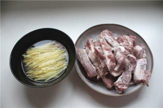 将洗好的姜，切成大小均匀的丝，然后装入盛有水的碗里