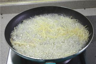 锅里入油，将姜丝入锅