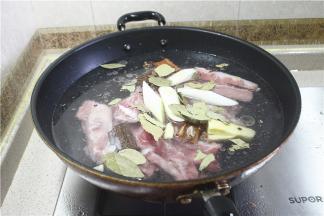 加入姜、大葱、花椒、盐、鸡精、味精