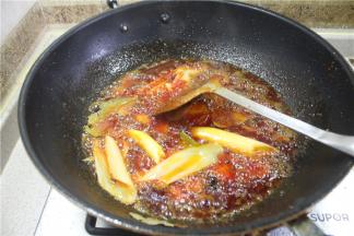 然后加入八角、三奈、草果、陈皮、姜、大葱、花椒、味精、鸡精，干炒3-5分钟