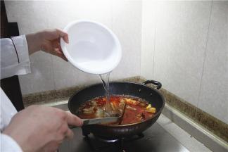 然后加入少量的水，再小火煮