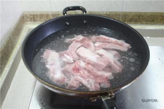 将排骨用清水洗净后，放入锅里煮