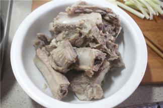 盖上盖子，煮半小时左右，便可捞起来