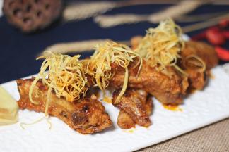 把姜丝摆置盘上即可