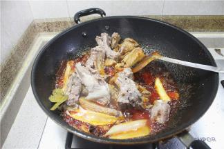 加入之前煮好的排骨，一起干炒5-10分钟