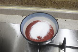 接着锅里入油，用番茄酱、白糖调制成酱