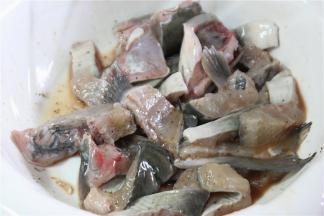 鱼肉里加入料酒、嫩肉粉、盐和花椒粉、东古酱油，搅拌均匀后腌五到十分钟