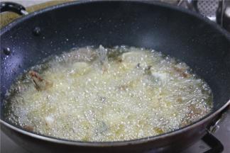 下油热至8成油温，先下鱼块