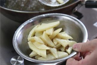 土豆油炸1分钟，将炸过的油去掉