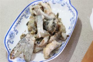 钳鱼开大火油炸30秒，捞鱼装盘备用