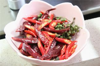 把底料所需的调料都备好