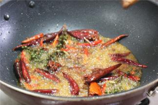 锅下油，先将辣椒、泡椒、青花椒、老干妈、豆瓣酱入锅爆炒2-3分钟