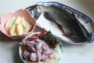 首先将土豆、青花椒、洋葱、钳鱼备好