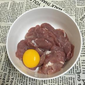 里脊肉切薄片，放入碗中，打入鸡蛋用手抓匀。