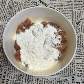 放入面粉用手抓匀备用。