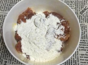 放入面粉用手抓匀备用。