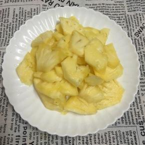 菠萝处理好切片。