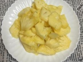 菠萝处理好切片。