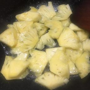 锅中加入油，大火烧热，下入菠萝翻炒。