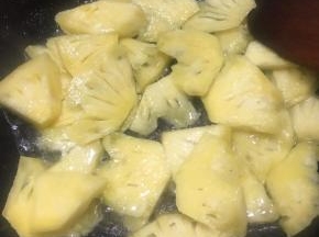 锅中加入油，大火烧热，下入菠萝翻炒。