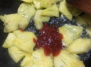 加入番茄酱炒匀。