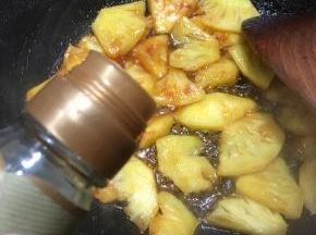 淋入白醋翻炒至菠萝微软。