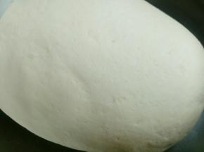 发酵好的面团，撒少许手粉，在面盆里用力揉，排出面团发酵产生的气泡