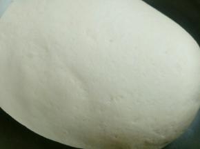 发酵好的面团，撒少许手粉，在面盆里用力揉，排出面团发酵产生的气泡