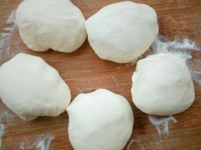 揉的差不多了，平均分割成小剂子，我分成了10个，每个大约150克左右