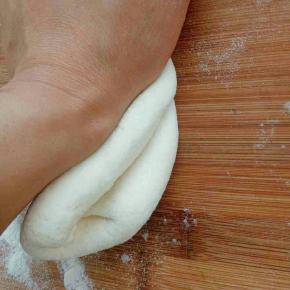 取一块小面团，用手掌根部用力压着往前推