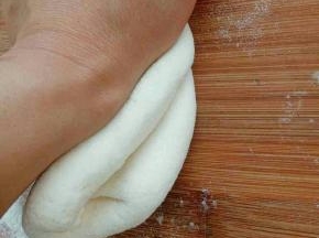 取一块小面团，用手掌根部用力压着往前推