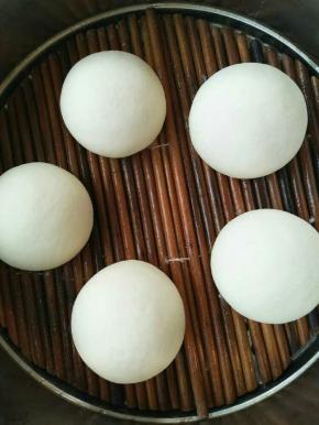 篦子抹油或者用笼屉布浸水铺到笼屉里，馒头摆好，盖好继续醒发15-20分钟，然后冷水入锅，上满热气后继续蒸15分钟(如果喜欢吃劲道的，醒发时间短点，喜欢吃松软的醒发时间可以稍长，但切记不要醒发过度)，关火后五分钟开锅即可