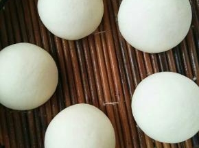 篦子抹油或者用笼屉布浸水铺到笼屉里，馒头摆好，盖好继续醒发15-20分钟，然后冷水入锅，上满热气后继续蒸15分钟(如果喜欢吃劲道的，醒发时间短点，喜欢吃松软的醒发时间可以稍长，但切记不要醒发过度)，关火后五分钟开锅即可
