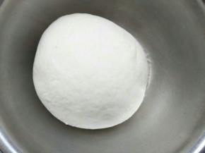 水加2g盐，倒入面粉中，和成光滑的面团，静置醒发15分钟(这个面团软硬都可以的)