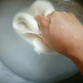 用手抓面团清洗，用手使劲抓或者洗衣服一样揉都可以