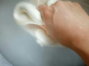 用手抓面团清洗，用手使劲抓或者洗衣服一样揉都可以