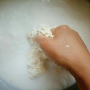 水越洗越白，最后手里只剩下面筋(直到手里的面筋再也不变小为止)