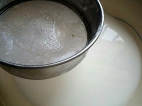 另取一个盆把面粉水过滤
