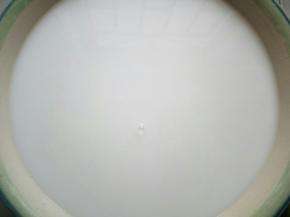 过滤好的面粉水放一边静置4小时以上，中间过程不要动它