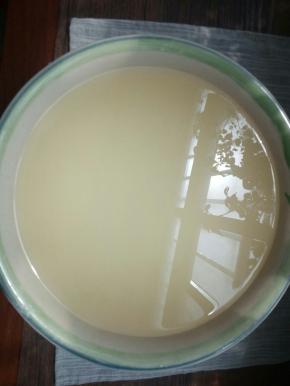 四小时以后盆里的水上层已经明显变清，用勺子轻轻把清水舀去倒掉