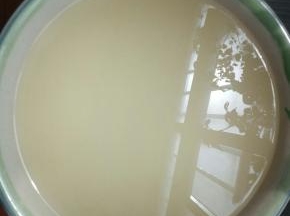 四小时以后盆里的水上层已经明显变清，用勺子轻轻把清水舀去倒掉