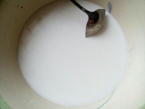 最后盆里只剩下白色的面糊，又黏又硬粘在盆底，用勺子轻轻的搅起备用