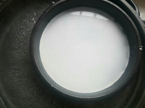 取一个平底的盘子(我用的披萨盘)，盘底抹一点点油防沾，注意别抹多，舀一勺面糊，晃动盘子让面糊均匀铺满盆底，面糊大约2, 3mm厚就可以了，可以先做一个试试厚薄，第二个就知道该舀多少面糊了，把盘子放入刚才烧开水的锅中，让盘子漂浮在水面上这样蒸的目的是水面是水平的不会有厚薄不均的情况