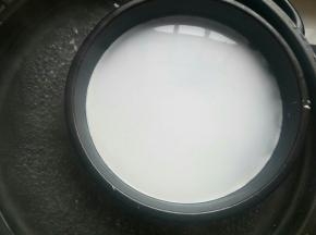 取一个平底的盘子(我用的披萨盘)，盘底抹一点点油防沾，注意别抹多，舀一勺面糊，晃动盘子让面糊均匀铺满盆底，面糊大约2, 3mm厚就可以了，可以先做一个试试厚薄，第二个就知道该舀多少面糊了，把盘子放入刚才烧开水的锅中，让盘子漂浮在水面上这样蒸的目的是水面是水平的不会有厚薄不均的情况