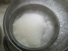 盖锅盖蒸大约三分钟，从锅盖看到面糊全部鼓起就是熟了，趁热将盘子拿出放在一个提前准备好的凉水盆上边快速降温，一会凉皮就可以揭下来了